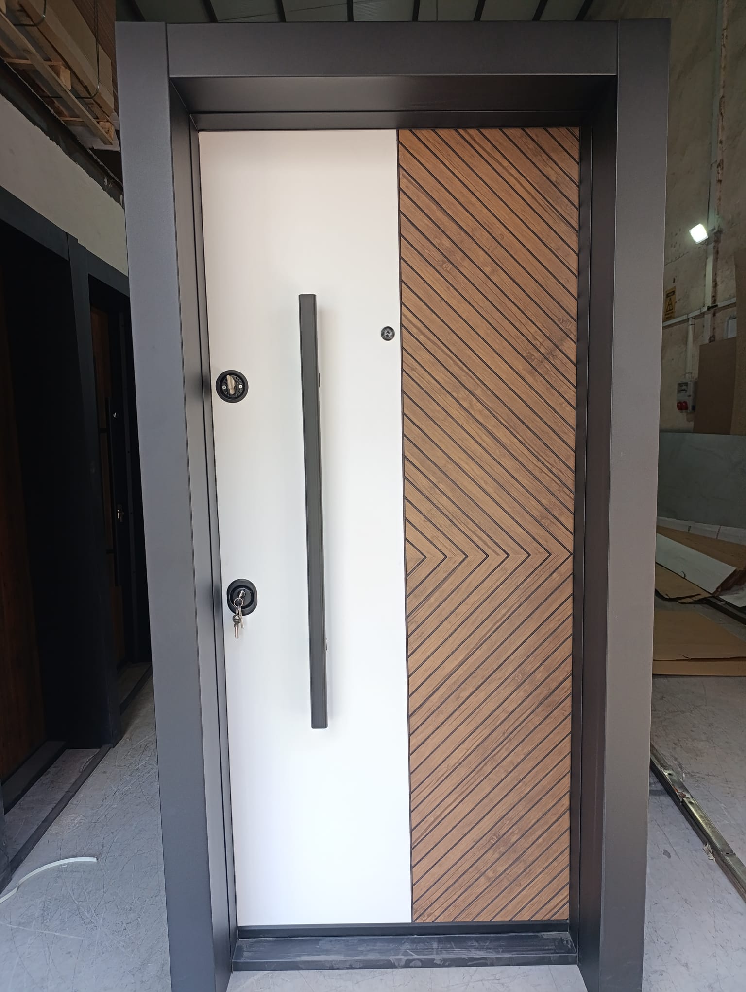 Modern Seri Çelik Kapı Model 4